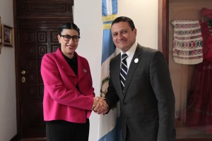 Foto 1 Subsecretaria Vanessa Rubio con el ministro de Relaciones Exteriores de Guatemala, Carlos Raúl Morales Moscoso