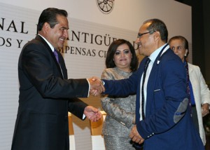 Entrega Secretario Luis Miranda Premio-Nacional-de-Antiguedad-