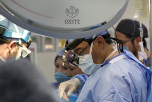 El doctor Aczel Sánchez en trasplante durante sismo